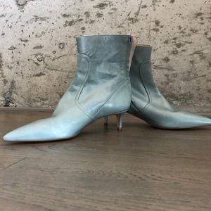Teal/light blue pointed boots